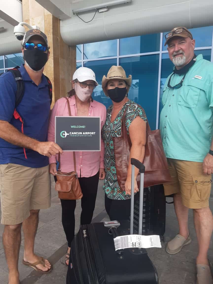 Familia feliz en el aeropuerto